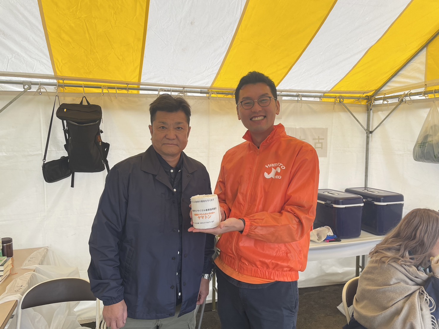 古本市の風景⑤ 小俣一之専務理事と柴田健介 大和商工会議所青年部会長