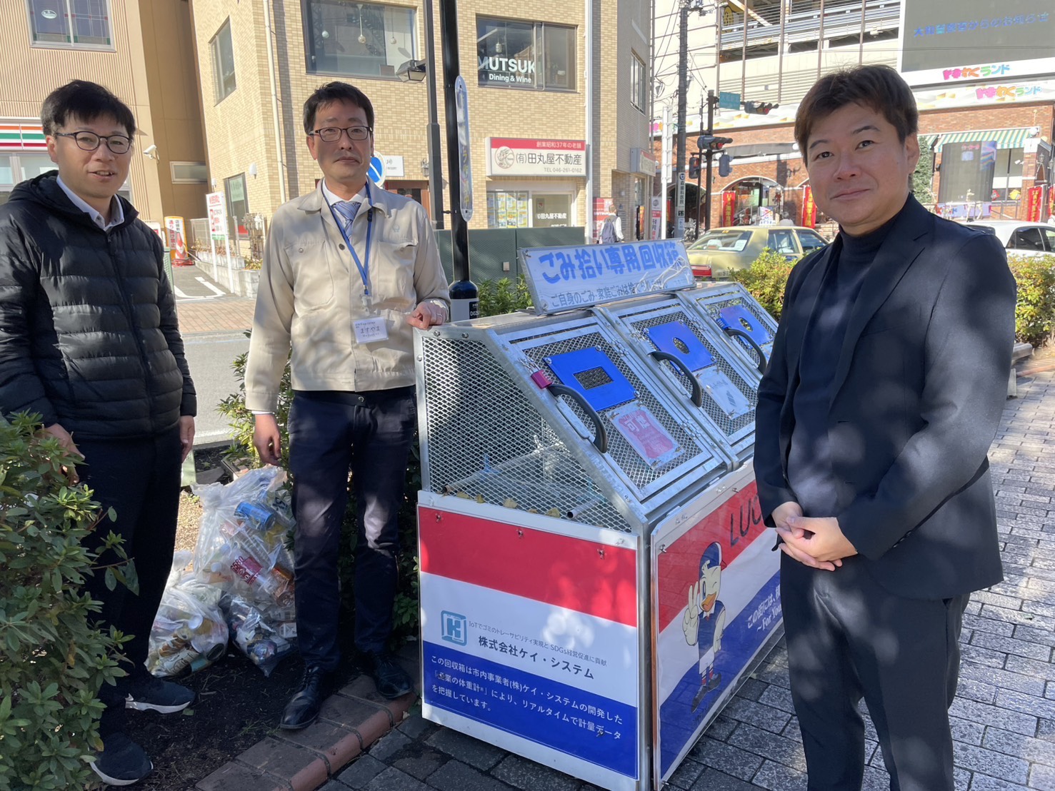 LUCKY BOX の前での関係者集合写真