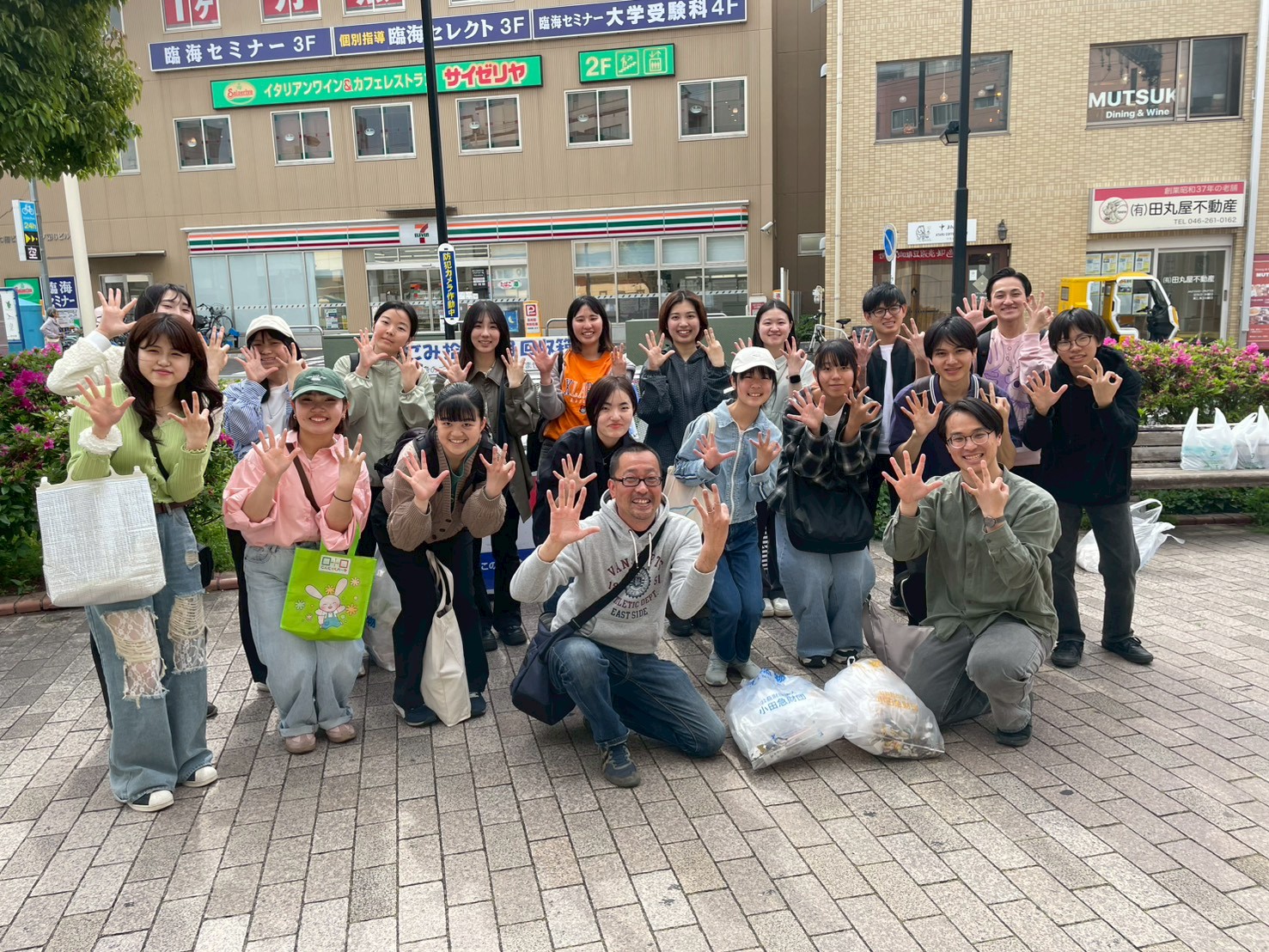 大和駅周辺での清掃活動に参加した学生の皆さまと関係者の集合写真