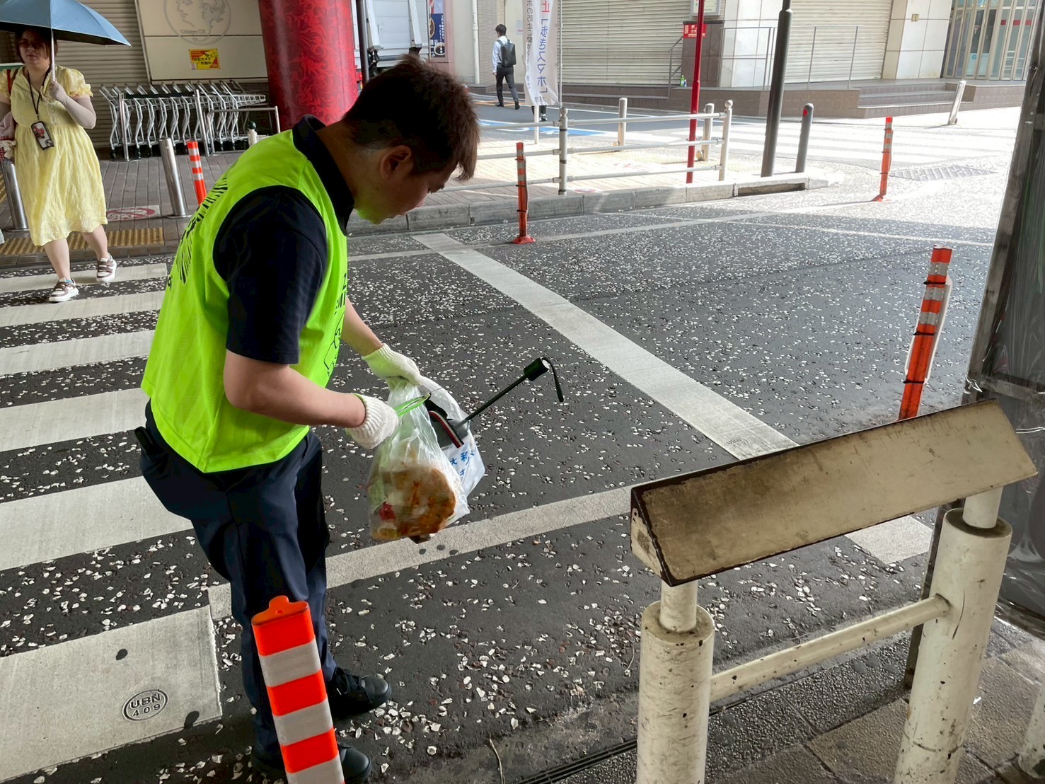 大和駅前清掃活動の様子