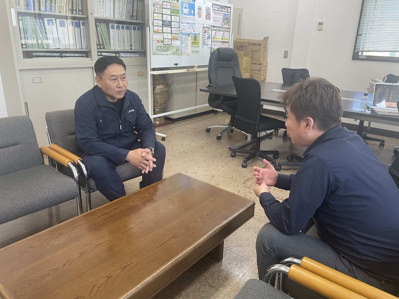 小澤商事株式会社様の事務所で産廃事務の運用について対談する様子